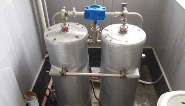 废水治理工程：两种方案的性能与适用条件比较